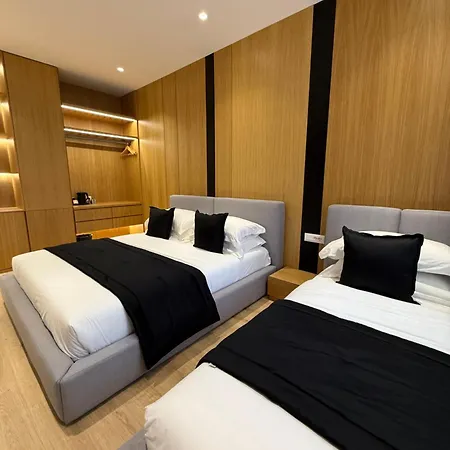 Hotel 4 *